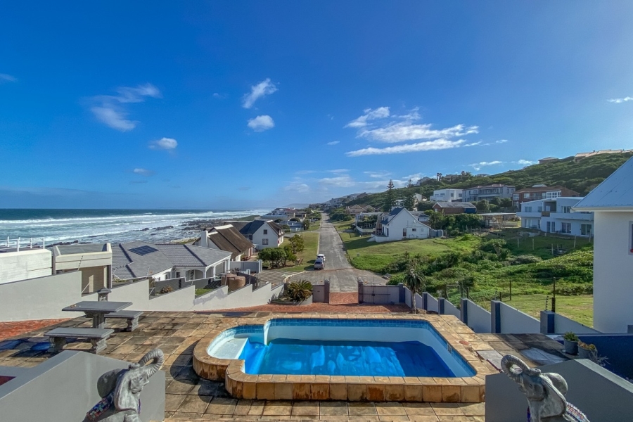 5 Bedroom Property for Sale in Beachview Eastern Cape